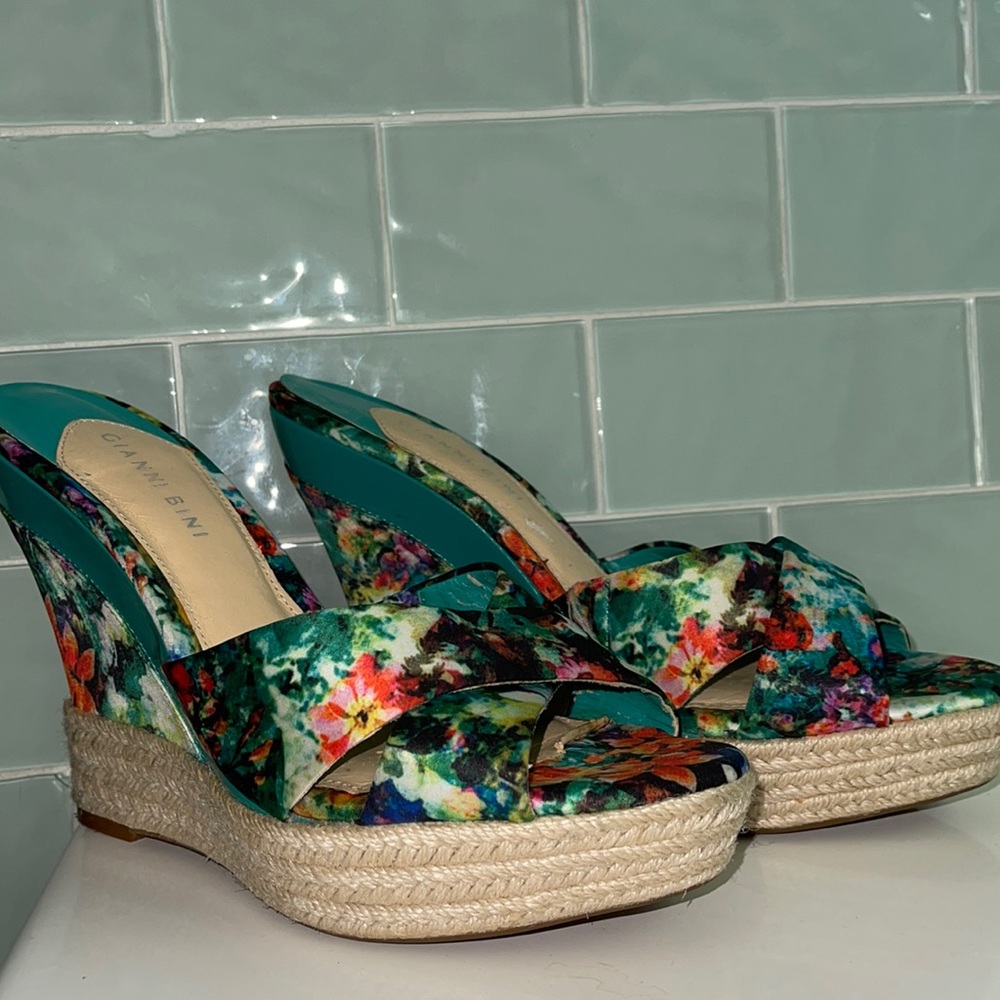 Comfy wedge slide